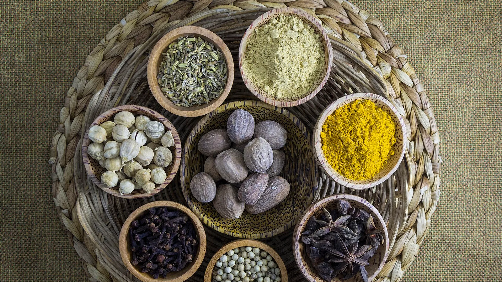 عکس مرتبط با فشار خون — فشار خون در طب سنتی؛ گیاه عطار و سخن حکما
