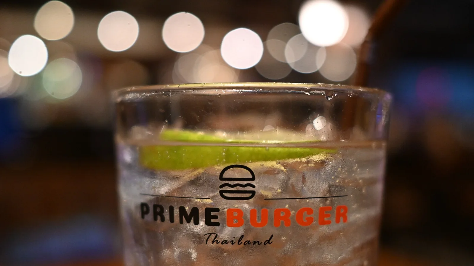 لاغری مفرط؛ عکس File:DFC 1644 A chilled glass of sparkling water with a lime wedge branded Prime Burger Thailand set against warm out-of-focus bokeh lights.jpg از PattayaPatrol — سریع‌ترین راه رفع لاغری مفرط در خانه | طب سنتی